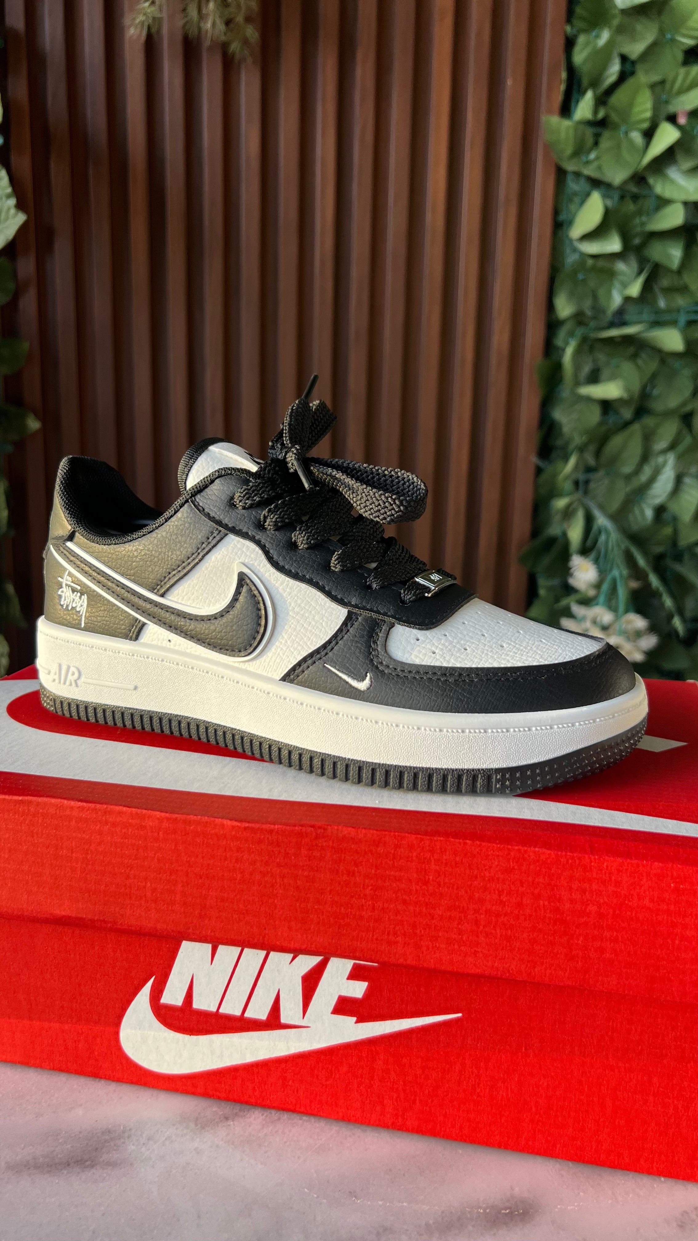 NIKE AIR FORCE 1 NOIR ET BLANC SINGATURE